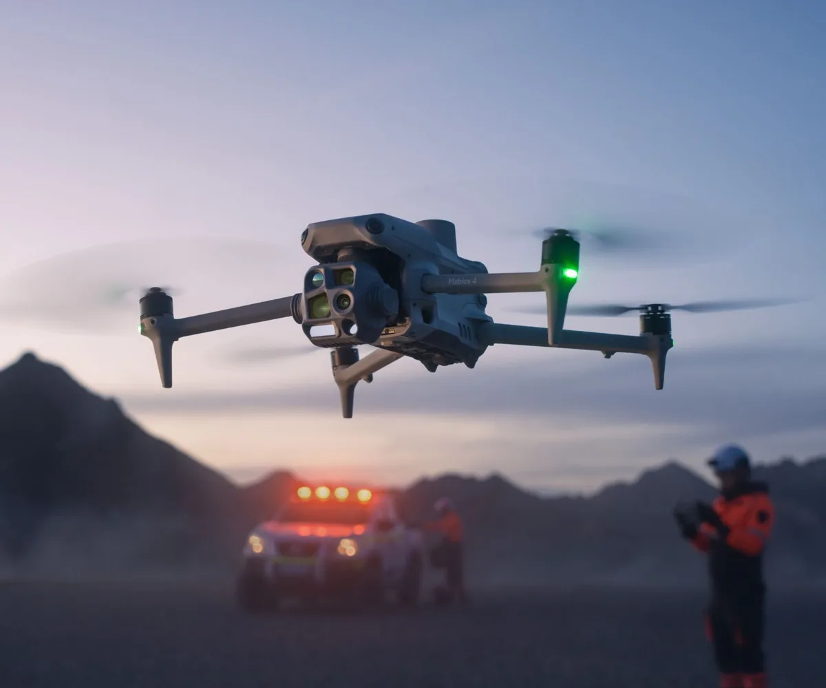 DJI Matrice 4T im Flug bei einer Rettungsmission in der Dämmerung