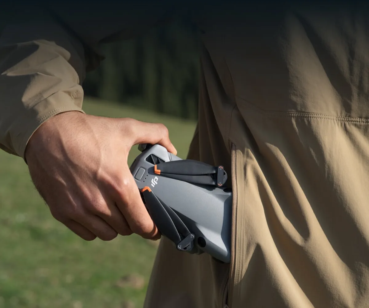 DJI Mini 5 Pro zusammengefaltet in der Hand, bereit für die nächste Outdoor-Tour