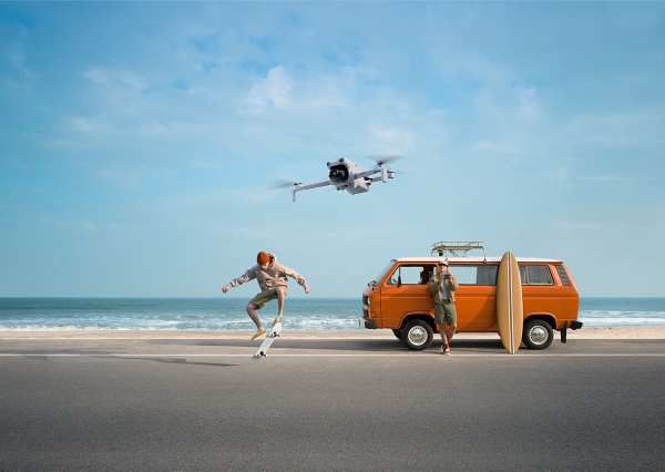 DJI-Drohne an einer Küstenstrasse